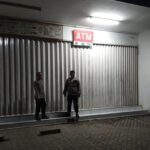 Melalui Patroli Prekat, Personil Polsek Tirtajaya Kontrol Kemanan Minimarket Pada Malam Hari