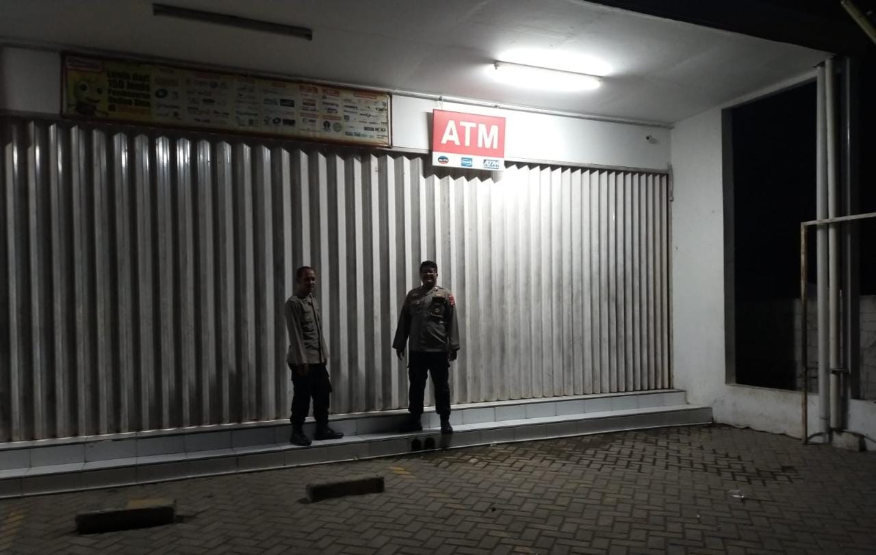 Melalui Patroli Prekat, Personil Polsek Tirtajaya Kontrol Kemanan Minimarket Pada Malam Hari