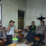 Personil Patroli Prekat Polsek Tirtajaya Sambangi Linmas Desa Srijaya Yang Sedang Laksanakan Ronda Malam