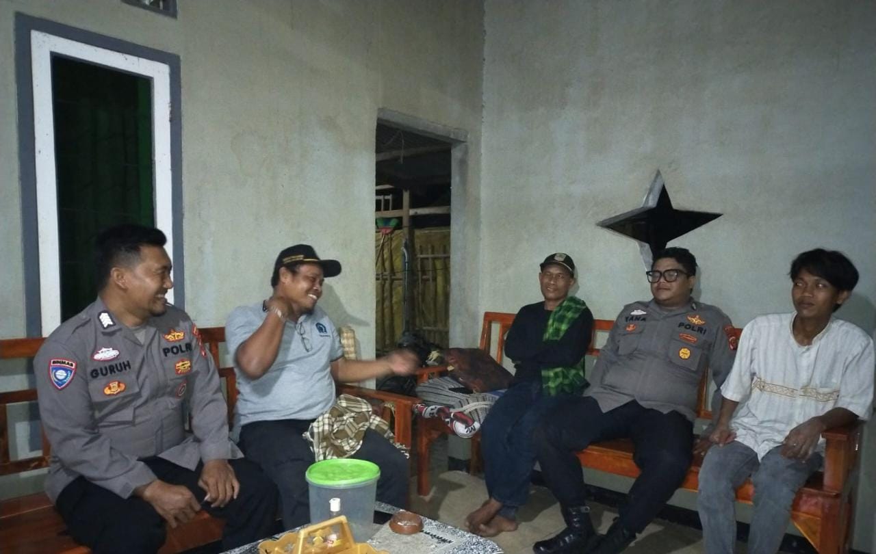 Personil Patroli Prekat Polsek Tirtajaya Sambangi Linmas Desa Srijaya Yang Sedang Laksanakan Ronda Malam