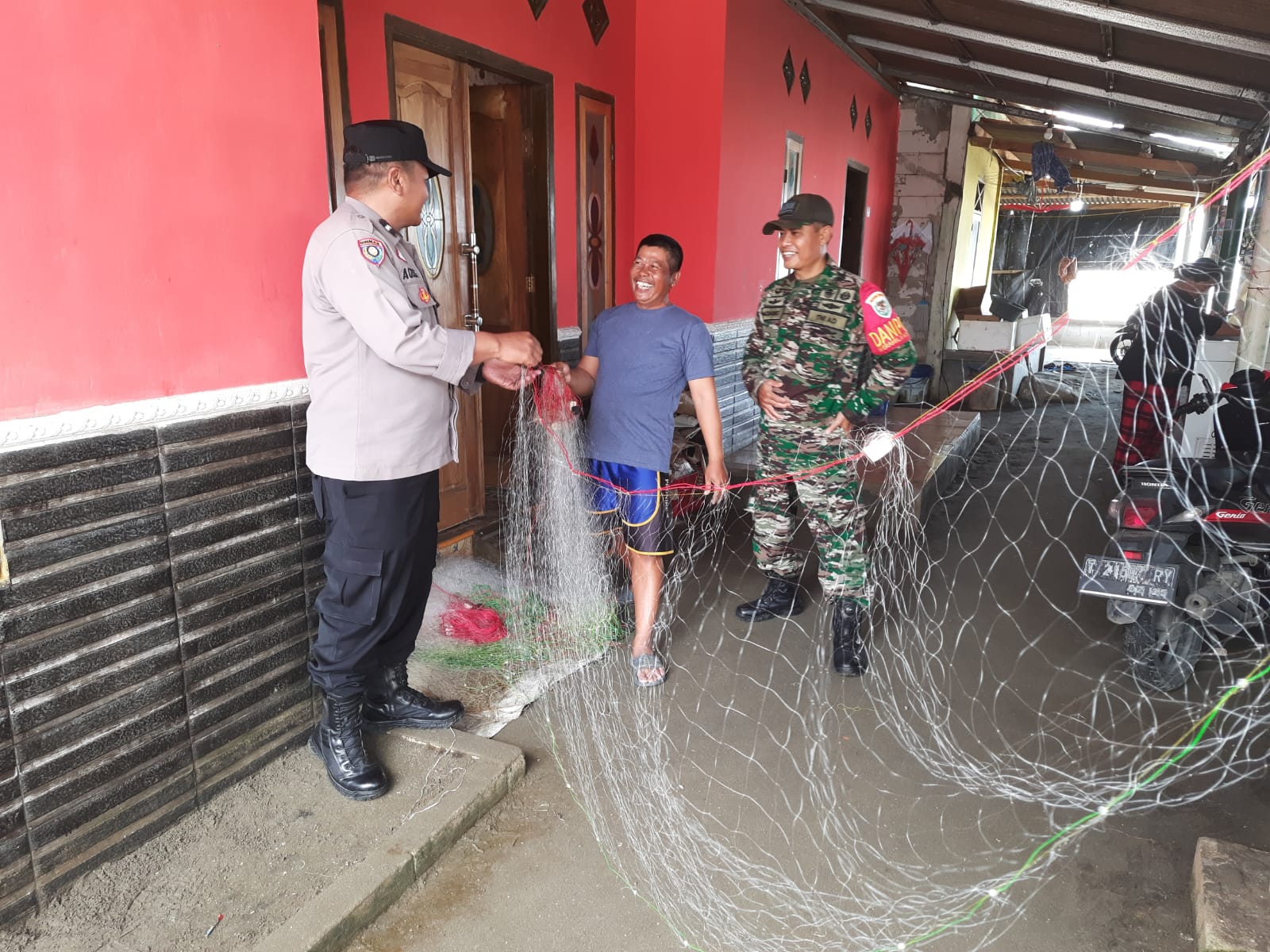 Sinergitas TNI-POLRI CIBUAYA Patroli Humanis Bersama Warga