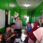 Pastikan Tepat Sasaran, Bhabinkamtimas Polsek Banyusari Monitoring Penyaluran Bantuan Beras