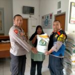 Bhabinkamtibmas Bersama Polisi RW Pantau Pembagian Bantuan Pangan