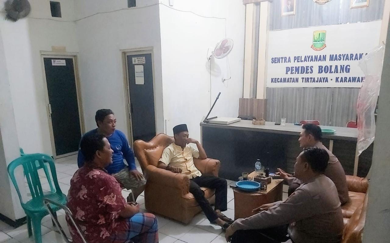 Ngawangkong Bersama Aparat Desa Dan Masyarakat Desa Bolang