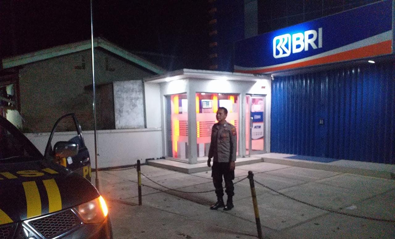 Anggota Patroli Polsek Tirtajaya Kontrol Kemanan Bank BRI Unit Pisangsambo Malam Hari