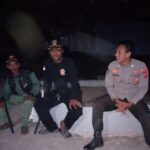 Personil Patroli Prekat Polsek Tirtajaya Sambangi Linmas Desa Srijaya Yang Sedang Laksanakan Ronda Malam
