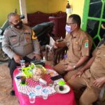 Bhabinkamtibmas Polsek Cibuaya  Door to Door Himbau Warga Tentang Tindak Pidana Perdagangan Orang (TPPO)