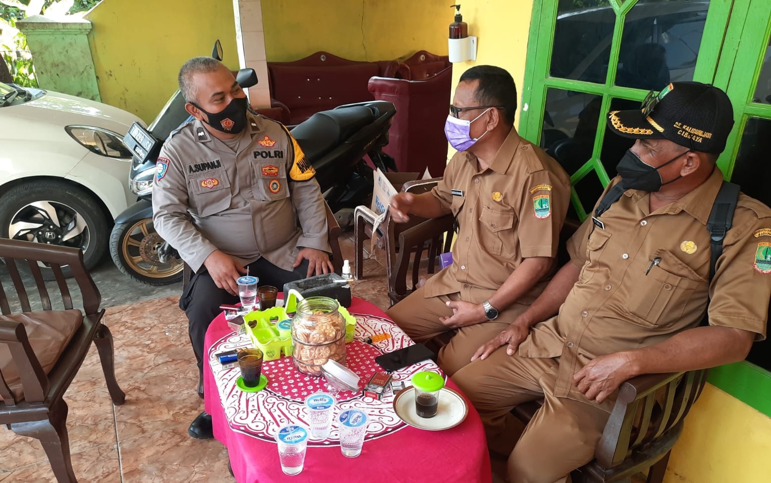 Bhabinkamtibmas Polsek Cibuaya  Door to Door Himbau Warga Tentang Tindak Pidana Perdagangan Orang (TPPO)