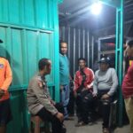 Polisi Tirtajaya Sambangi Masyarakat Yang Sedang Melaksanakan Ronda Malam