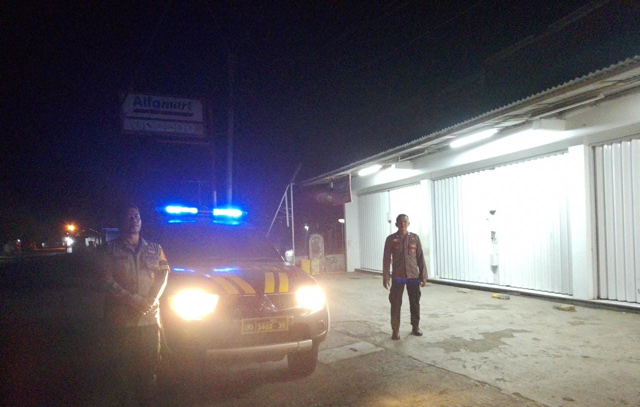 Pastikan Kemanannya, Personil Polsek Tirtajaya Kontrol Sejumlah Minimarket Pada Malam Hari