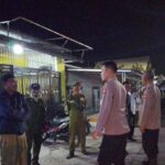 Personil Patroli Prekat Polsek Tirtajaya Sambangi Linmas Desa Sumurlaban Uang Sedang Laksanakan Ronda Malam