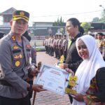 Kapolres Karawang Serahkan Hadiah Pemenang Lomba Video Kreatif Dalam Rangka Hari Bhayangkara Ke-77