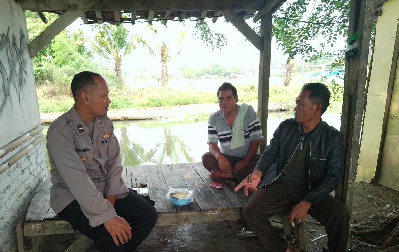 Polisi Tirtajaya Mensosialisasikan Bahaya TPPO Kepada Masyarakat Melalui Kegiatan Sambangnya