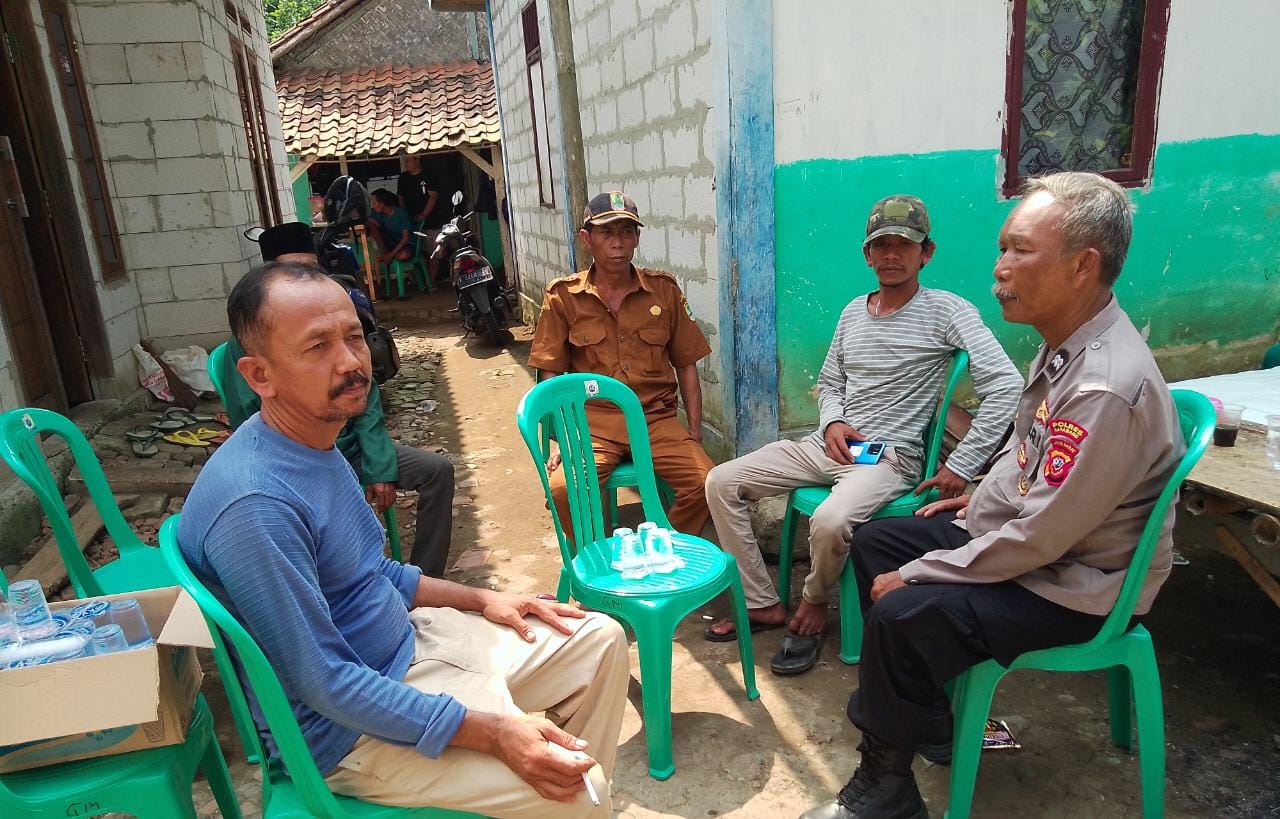 Polisi Tirtajaya Mensosialisasikan Bahaya TPPO Kepada Masyarakat Melalui Kegiatan Ngawangkongnya