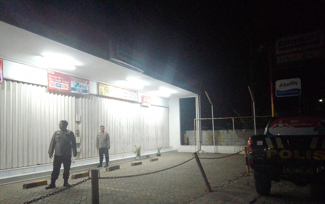 Melalui Patroli Prekat, Personil Polsek Tirtajaya Kontrol Kemanan Minimarket Pada Malam Hari