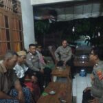 Patroli Dialogis Polisi Tirtajaya Dengan Warganya Yang Sedang Melaksanakan Ronda Malam