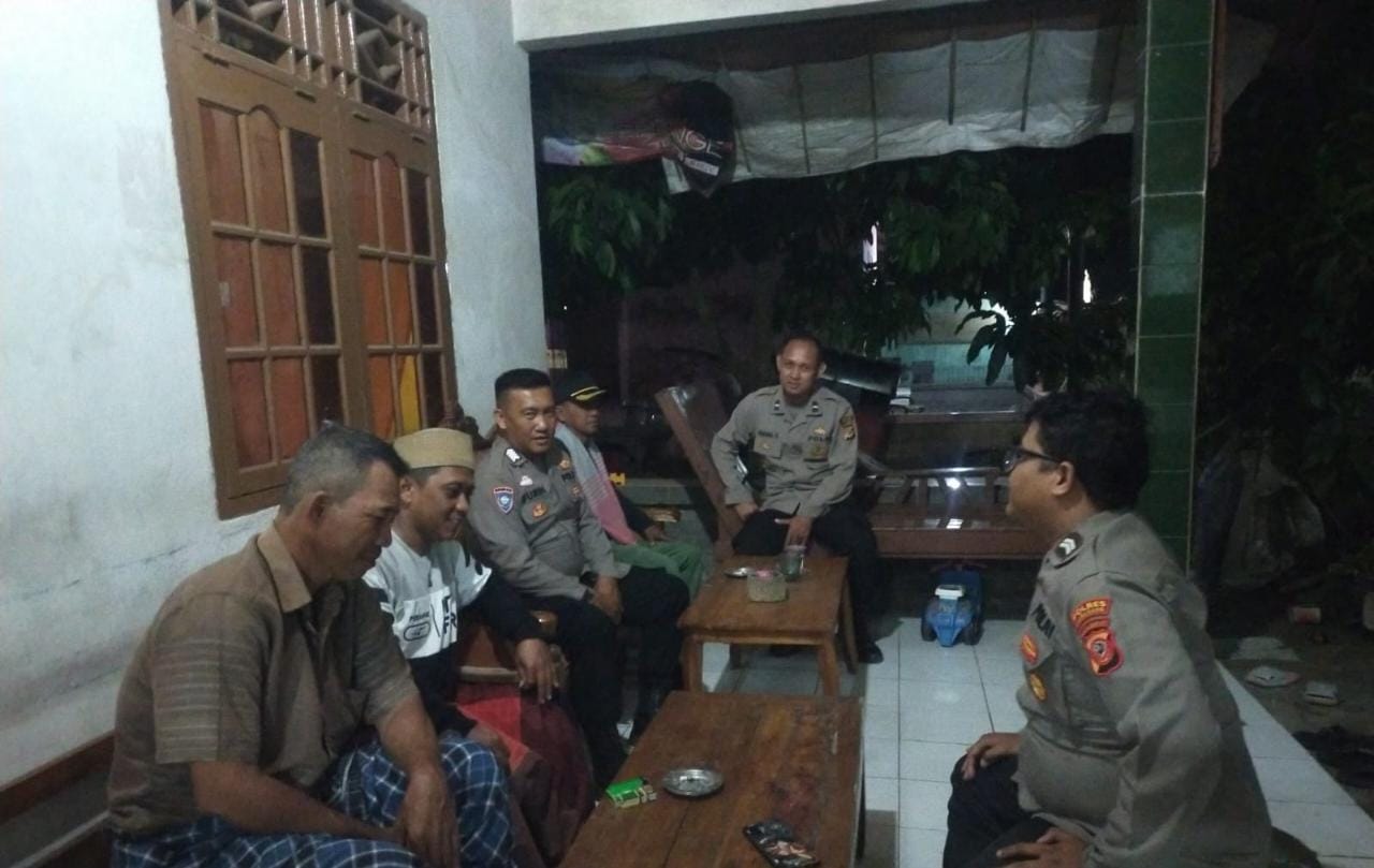 Patroli Dialogis Polisi Tirtajaya Dengan Warganya Yang Sedang Melaksanakan Ronda Malam