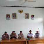 Kapolsek Tirtajaya Bersama Bhabinkamtibmas Mengikuti Rapat Minggon Tingkat Desa Tambaksumur