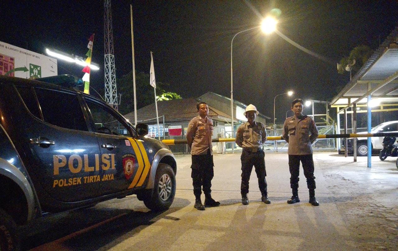 Unit Sabhara Polsek Tirtajaya Melalui Patroli Dialogis Menyambangi Scurity Pertamina