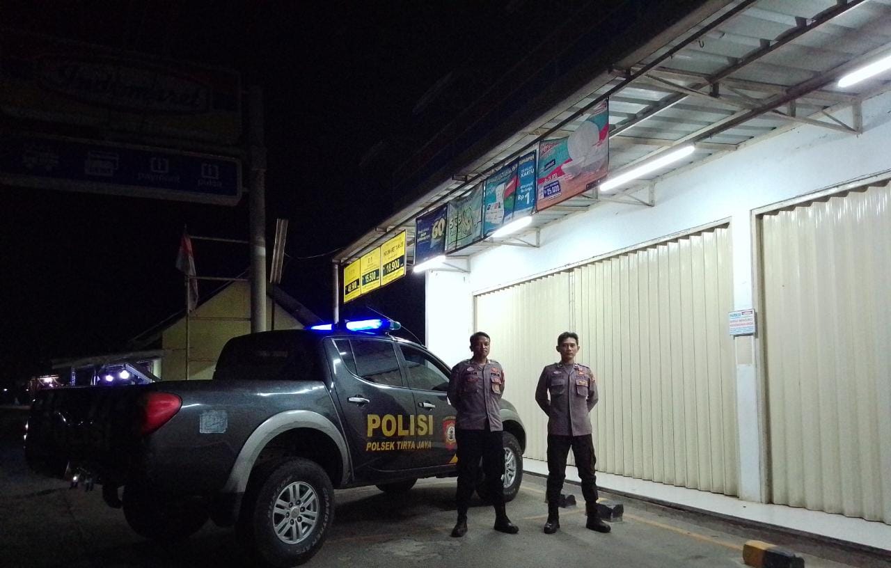 Patroli PREKAT Pastikan Keamanan Malam Pertokoan Wilayah Hukum Polsek Tirtajaya.