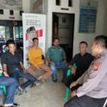 Kapolsek Tirtajaya Ngawangkong Bersama Tokoh Masyarakat Desa Medankarya Dalam Acara Jum'at Curhat