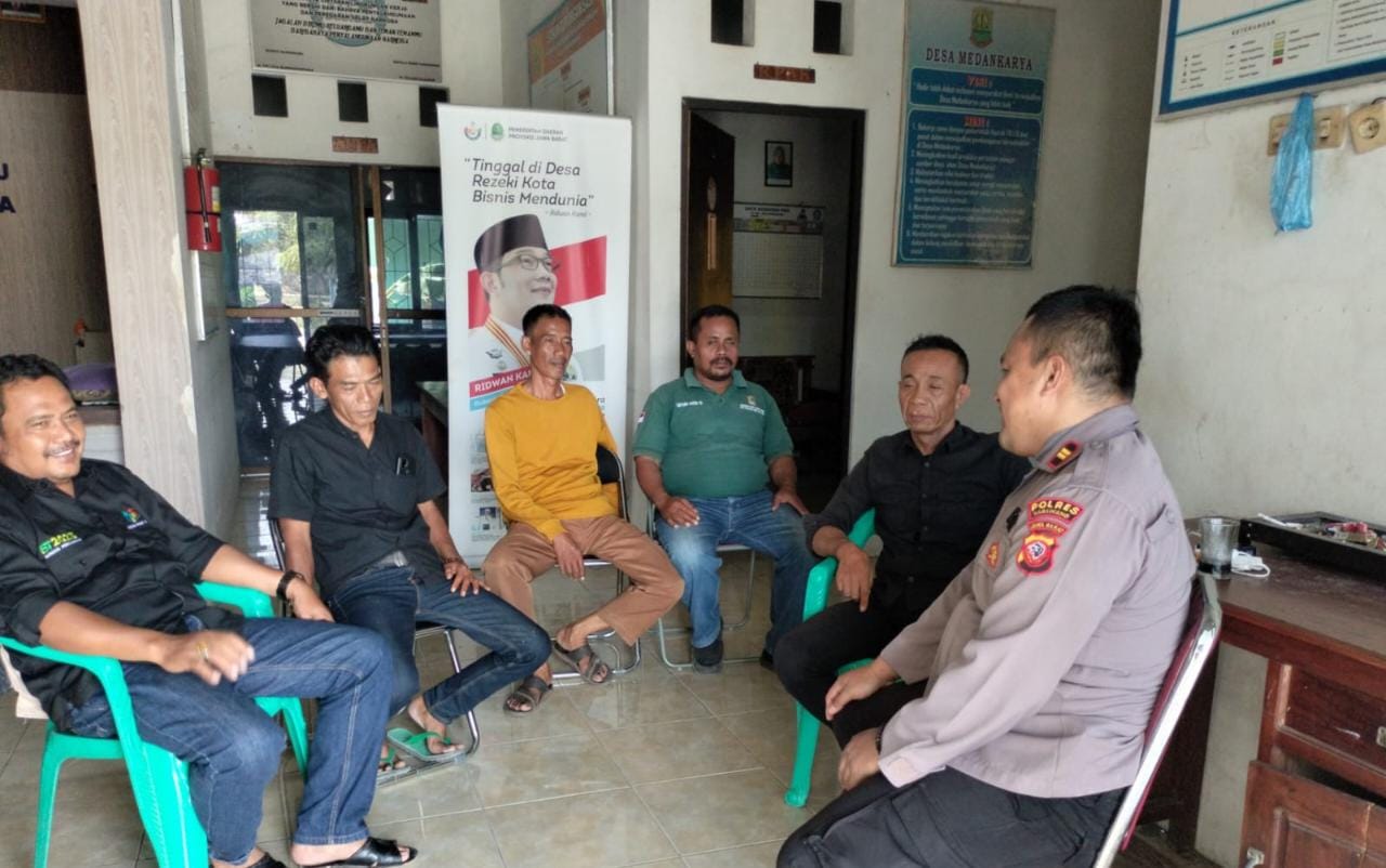 Kapolsek Tirtajaya Ngawangkong Bersama Tokoh Masyarakat Desa Medankarya Dalam Acara Jum’at Curhat