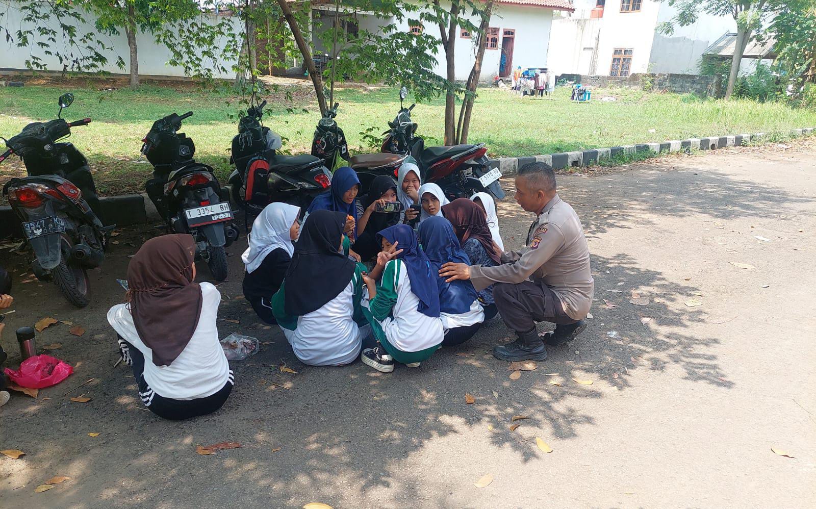 Personel Polsek Tegalwaru Binluh Pelajar SMP PGRI Pangkalan Loji Hindari Tawuran dan Narkoba