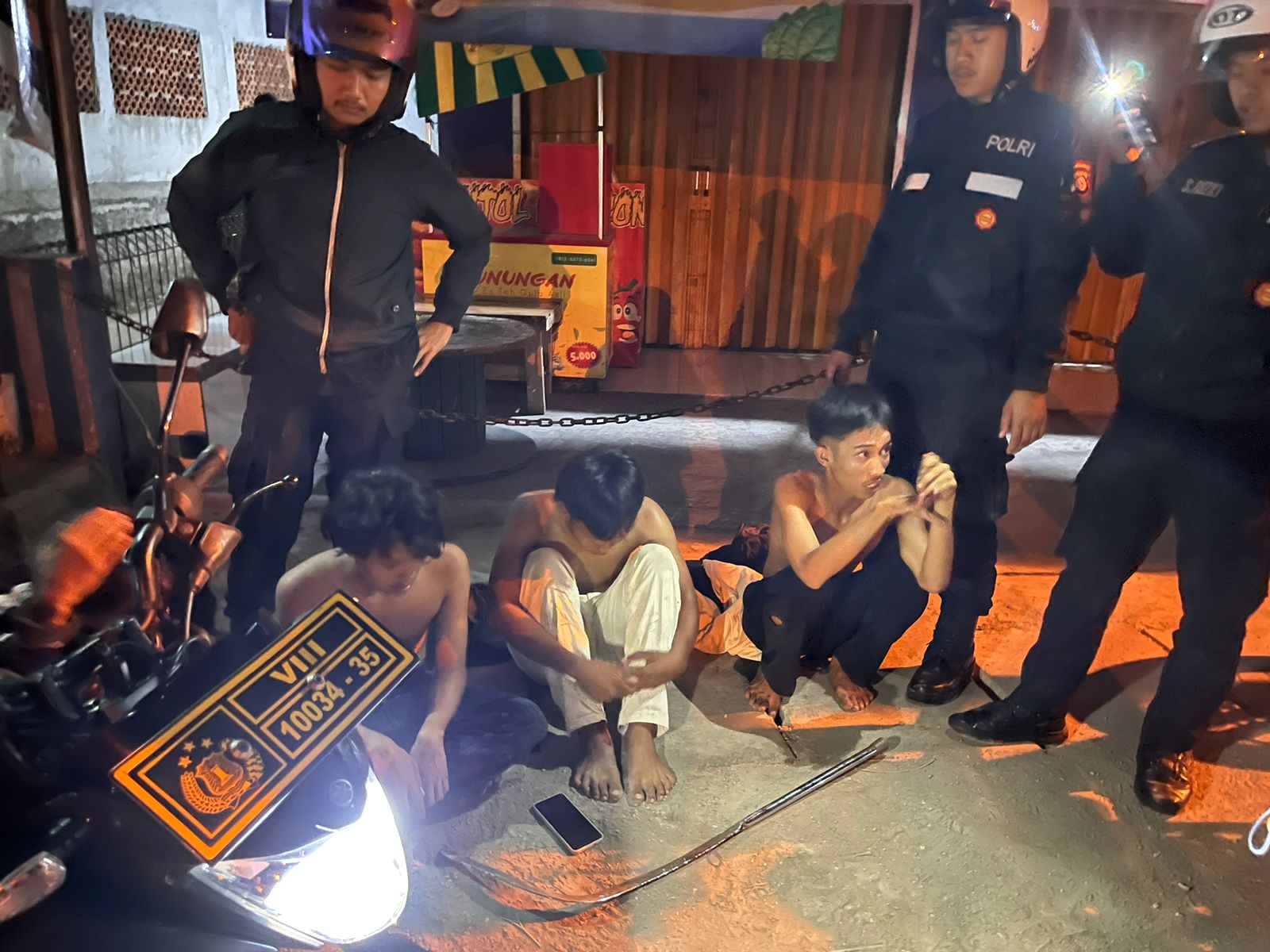Anggota Sat Samapta Polres Karawang Berhasil Menggagalkan Aksi Tawuran Remaja Di Tugu Tani Karawang Pada Malam Hari