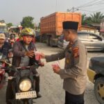 Ramadhan Berkah, Polsek Kandis Bagikan Takjil Kepada Pengguna Jalan Jelang Buka Puasa