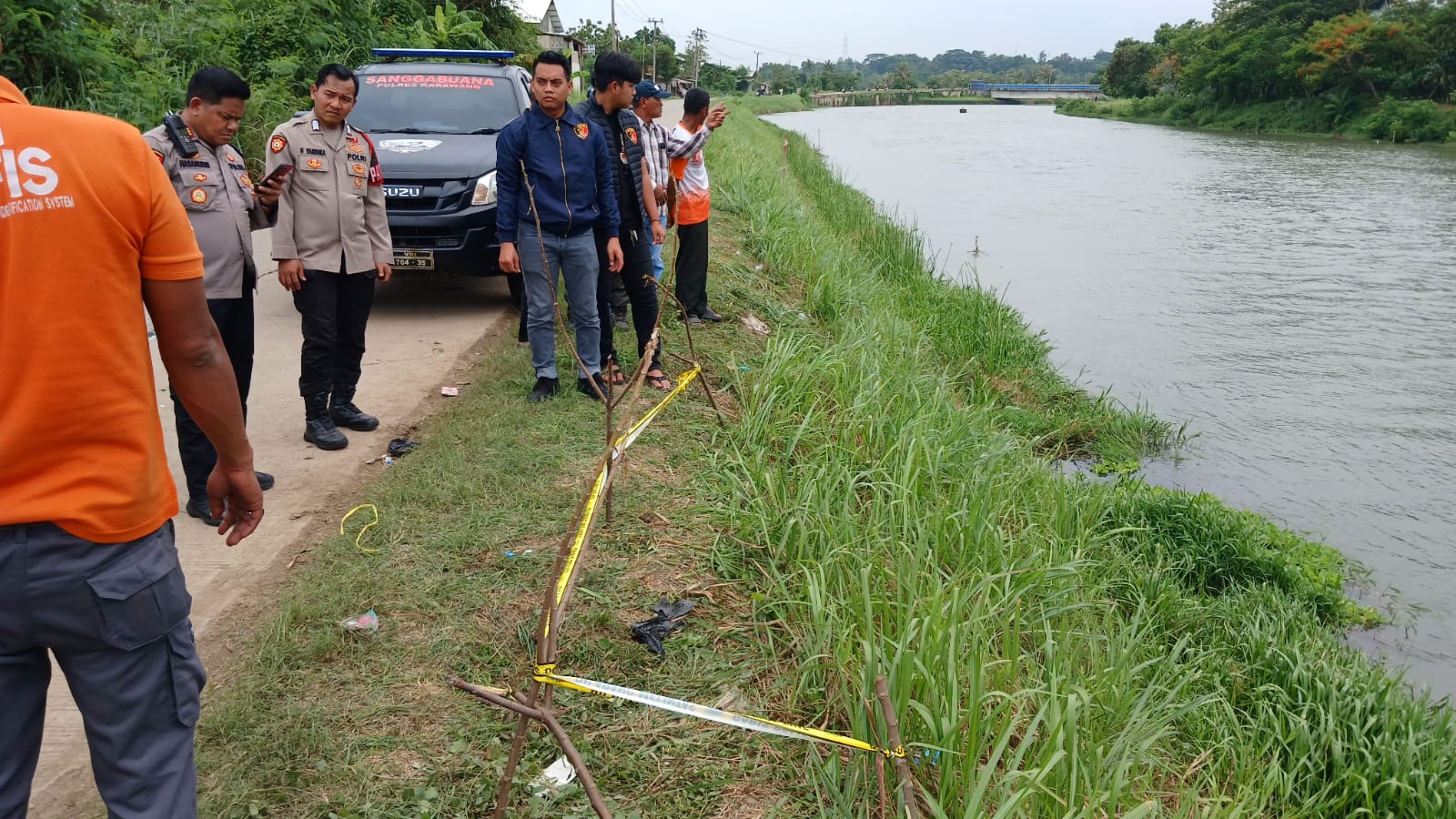 Warga Karawang Geger Penemuan Mayat Tanpa Identitas Di Tumpukan Eceng Gondok